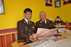 E-BR Franz Hessenberger und Kommandant Gerhard Hutterer mit verschiedenen Brennpunkt-Ausgaben